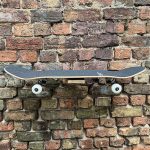 Madrid 8" Gördeszka - Fekete