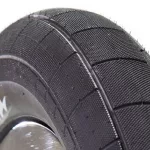 Demolition Momentum Tyre 20" 2.2" - Black  